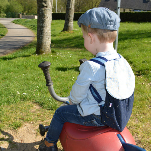 Marelle-sac-maternelle-dos-double-gaze-marine-pois-doré-Les-mimignonneries-couturière-morbihan